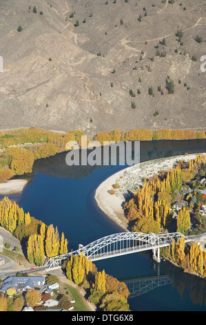 Ponte e Clutha River, Alexandra di Central Otago, South Island, in Nuova Zelanda - aerial Foto Stock