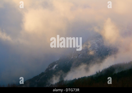 Appendere le nuvole basse sulle montagne sopra la Squamish Rive, BC, Canada Foto Stock