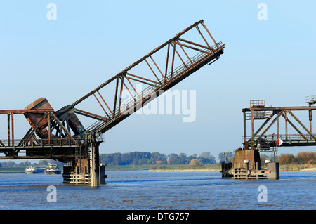 Aperto a bilico ferroviaria ponte sul fiume Ems, Weener, Frisia orientale, Bassa Sassonia, Germania Foto Stock