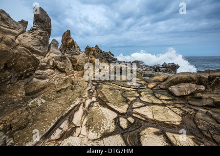 Drammatica roccia lavica formazione denominato Dragon's denti in Maui. Foto Stock