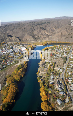 Ponte e Clutha River, Alexandra di Central Otago, South Island, in Nuova Zelanda - aerial Foto Stock