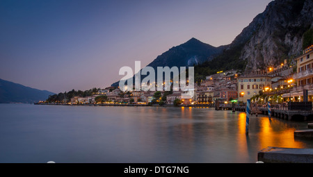 Vista serale di Limone lungo le rive del Lago di Garda, Lombardia, Italia Foto Stock