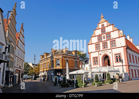 Il vecchio municipio e il cafe' sul marciapiede, Bad Salzuflen, Nord Reno-Westfalia, Germania Foto Stock