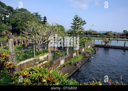 I bagnanti in acqua Tirtagangga palace in oriente Bali Foto Stock