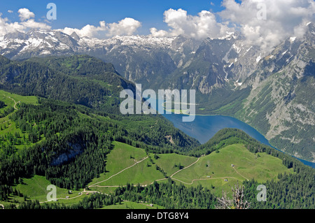 Vista dalla cima del Monte Jenner sul lago Konigssee e massiccio del Watzmann, parco nazionale di Berchtesgaden, Baviera, Germania Foto Stock