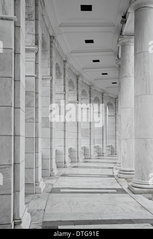 Il Cimitero Nazionale di Arlington anfiteatro di dettagli architettonici del marmo gli archi e le colonne come si vede dal retro e su uno dei lati della parte interna. Foto Stock