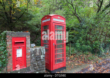 Telefono rosso e Letter Box sul paese lane, England, Regno Unito Foto Stock