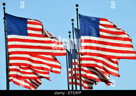 Bandierine americane turbinano nella brezza al di fuori dell'edificio GM a Detroit, Michigan. Foto Stock