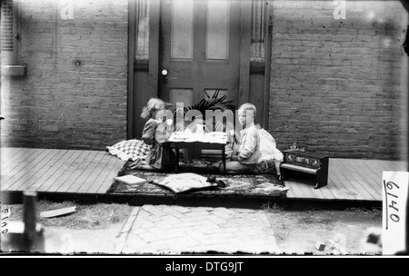 Piccolo Ragazzo e ragazza a 'tea party' 1904 Foto Stock