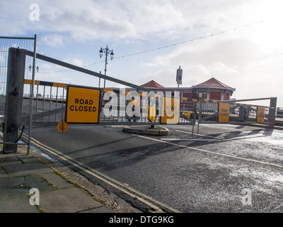 Strada chiusa segni e chiudere porte il Southsea seafront Portsmouth Inghilterra Foto Stock