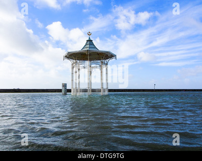 Southsea band stand pavilion circondato da acqua di inondazione a Southsea seafront, Portsmouth, Inghilterra, Foto Stock