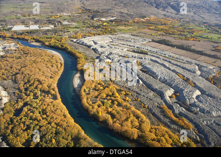 Clutha River, Colore di autunno e Earnscleugh storica Gold dragare il recupero di Central Otago, South Island, in Nuova Zelanda - aerial Foto Stock