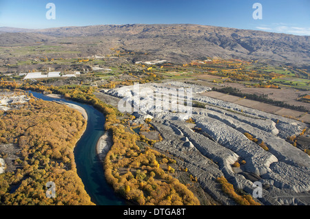 Clutha River, Colore di autunno e Earnscleugh storica Gold dragare il recupero di Central Otago, South Island, in Nuova Zelanda - aerial Foto Stock