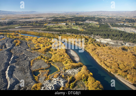 Clutha River, Colore di autunno e Earnscleugh storica Gold dragare il recupero di Central Otago, South Island, in Nuova Zelanda - aerial Foto Stock