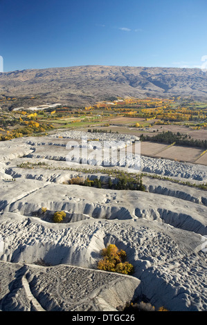 Earnscleugh storica Gold dragare il recupero, nelle vicinanze Alexandra di Central Otago, South Island, in Nuova Zelanda - aerial Foto Stock