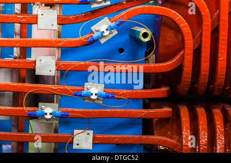 Interruttori termici sui conduttori cavi di un acceleratore di particelle magnete di piegatura Foto Stock
