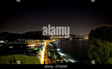 Vista notturna di Baia bay, Pozzuoli, vicino a Napoli, Italia. Foto Stock