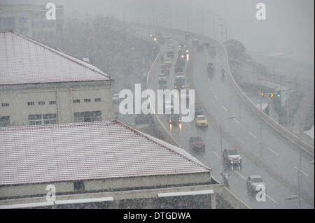 Changsha, provincia cinese di Hunan. 18 Febbraio, 2014. Veicoli correre nella neve in Changsha, capitale della centrale provincia cinese di Hunan, Feb 18, 2014. Credito: lunga Hongtao/Xinhua/Alamy Live News Foto Stock