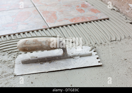 Spatola dentellata per applicazione di adesivi per piastrelle. Foto Stock