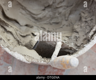 Cazzuola utilizzato con manico in legno e colla per pavimenti Foto Stock