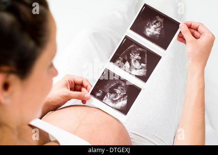 Donna incinta rivedendo baby di scansione ad ultrasuoni Foto Stock