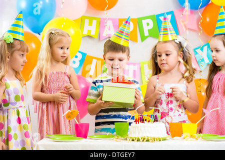 Gruppo di bambini festeggiare il compleanno insieme e soffiando nei  fischietti Foto stock - Alamy