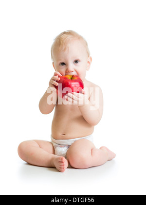 Baby boy mangiare mela rossa, isolato su bianco Foto Stock