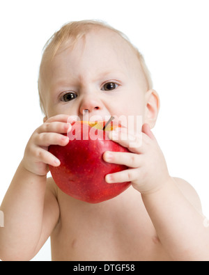 Baby boy eating apple, isolato su bianco Foto Stock