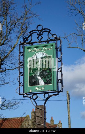 Segno del Mallyan Spout Hotel a Goathland Yorkshire del Nord Inghilterra Foto Stock