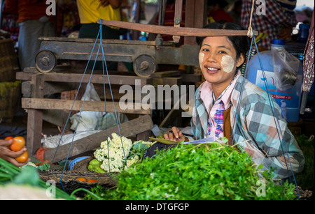 BAGAN, MYANMAR - CIRCA NEL DICEMBRE 2013: Donna vendita di ortaggi in Nyaung U market vicino a Bagan in Myanmar Foto Stock