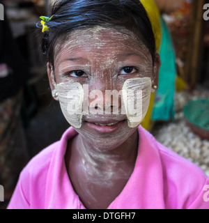 Ritratto di bambino indossando tipici thanaka birmano trucco in Nyaung U market vicino a Bagan in Myanmar Foto Stock