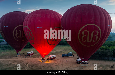 BAGAN, MYANMAR - CIRCA NEL DICEMBRE 2013: i palloni ad aria calda pronto a volare al di sopra della pianura di Bagan mattina presto. Foto Stock