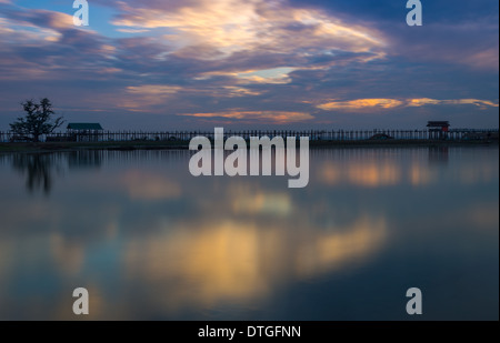 Tramonto in U Bein Bridge in Amarpura nella regione di Mandalay in Myanmar Foto Stock