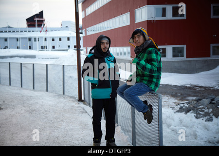 Due ragazzi Inuit al di fuori di un centro culturale nella città di Nuuk, Groenlandia Foto Stock