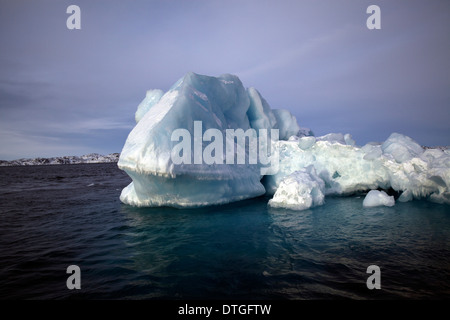 Da un viaggio tra i fiordi della Groenlandia. Iceberg e acqua fredda. Rocce. Il Nuuk city si trova all'inizio del fiordo. Foto Stock