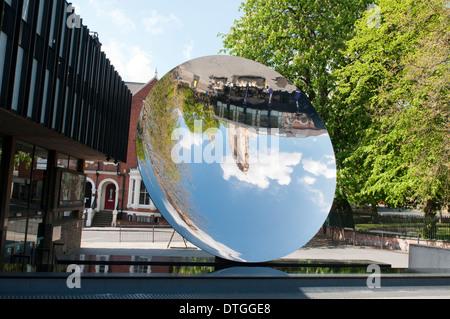 Specchio del cielo a Nottingham Playhouse, Nottingham England Regno Unito Foto Stock