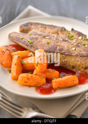 Fegato di vitello con lampone vinaigar e salsa di carote con cumino Foto Stock