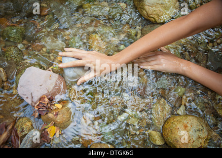 La donna le mani in un flusso Foto Stock