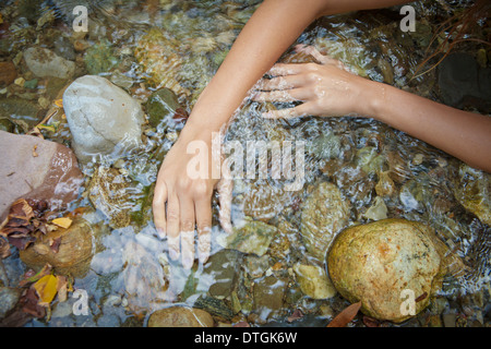 La donna le mani in un flusso Foto Stock