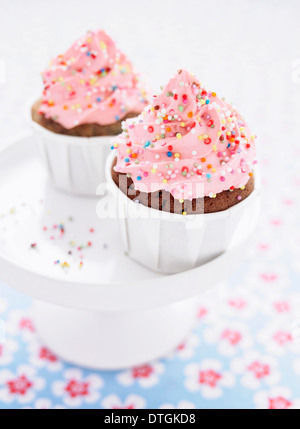 Tortini di cioccolato con topping di fragole Foto Stock