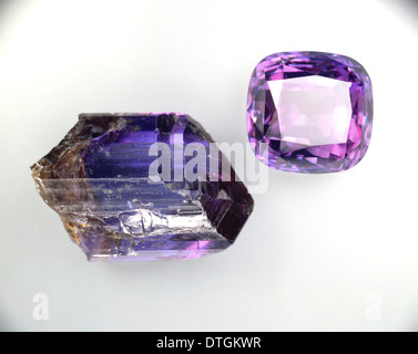 La tanzanite cristallo e pietra da taglio Foto Stock