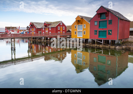 Rosso e giallo case di legno nelle zone costiere di pesca norvegese village Foto Stock