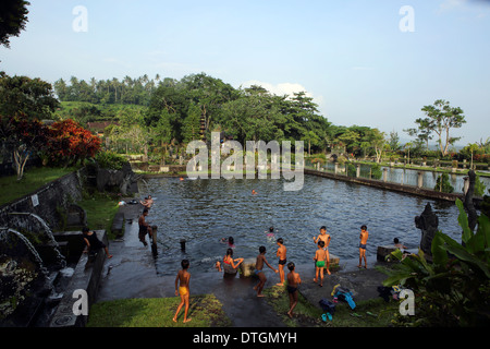 I bagnanti in acqua Tirtagangga palace in oriente Bali Foto Stock