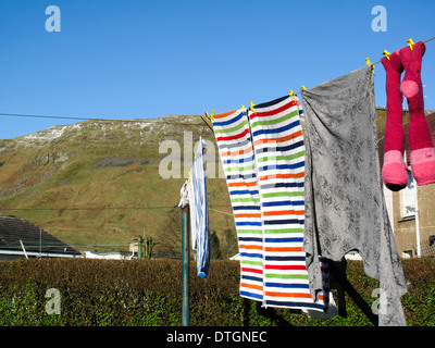 Asciugamani colorati essiccazione su linea di lavaggio con cielo blu Foto Stock