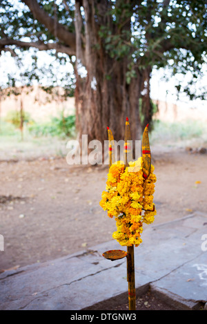 Fiore decorativo blasonata del tridente davanti a un tempio indù. Andhra Pradesh, India Foto Stock