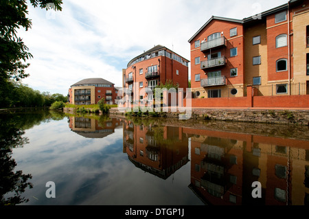 Edifici di appartamenti si riflette in canale in Nottingham Nottinghamshire England Regno Unito Foto Stock