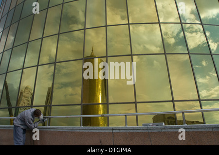 Il kazako lavoratore con la golden,casa conica del ministero edificio chiude il lato orientale di Nurzhol Boulevard di Astana capitale del Kazakistan Foto Stock