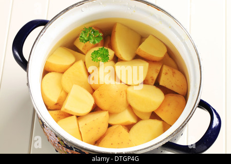 Patate pronte per essere cucinate in una pentola Foto Stock