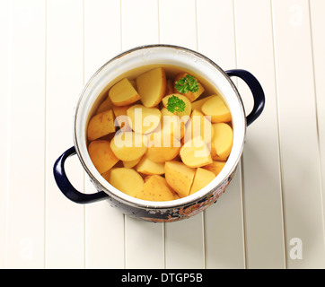 Patate pronte per essere cucinate in una pentola Foto Stock