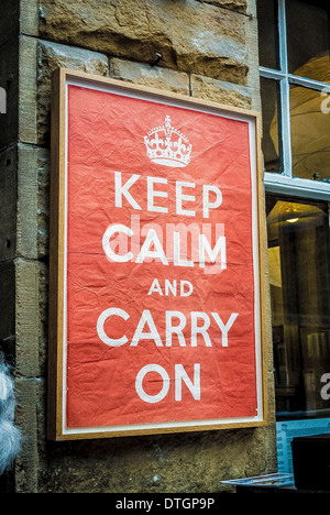 Stampa originale di mantenere la calma e a portare sul poster a libri di baratto, Northumberland, Regno Unito. Foto Stock